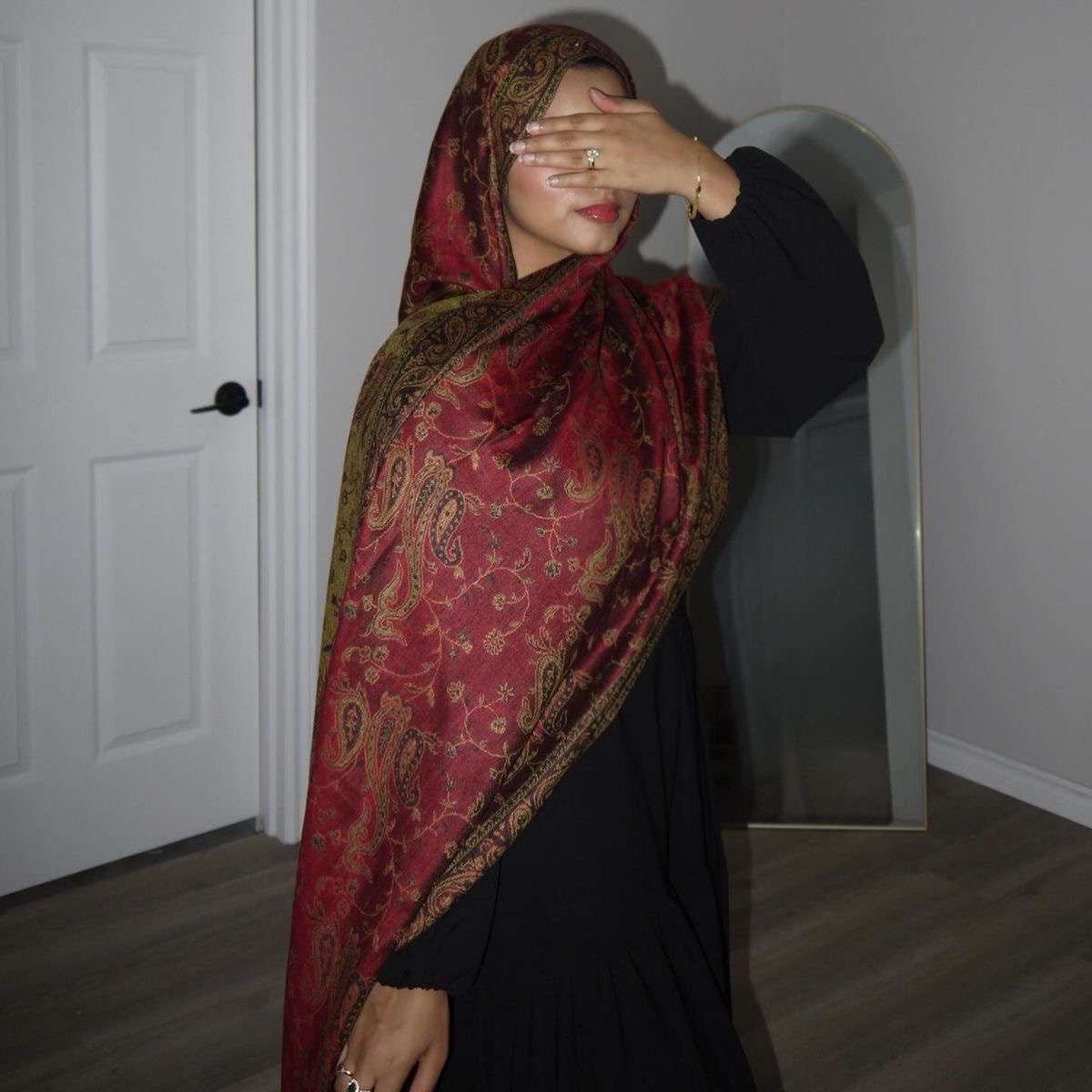 Le pashmina « rouge fleurs »