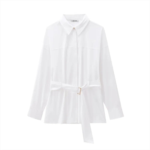 La chemise blanche avec ceinture