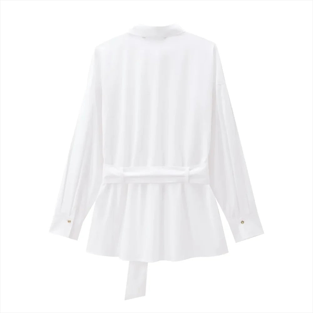 La chemise blanche avec ceinture