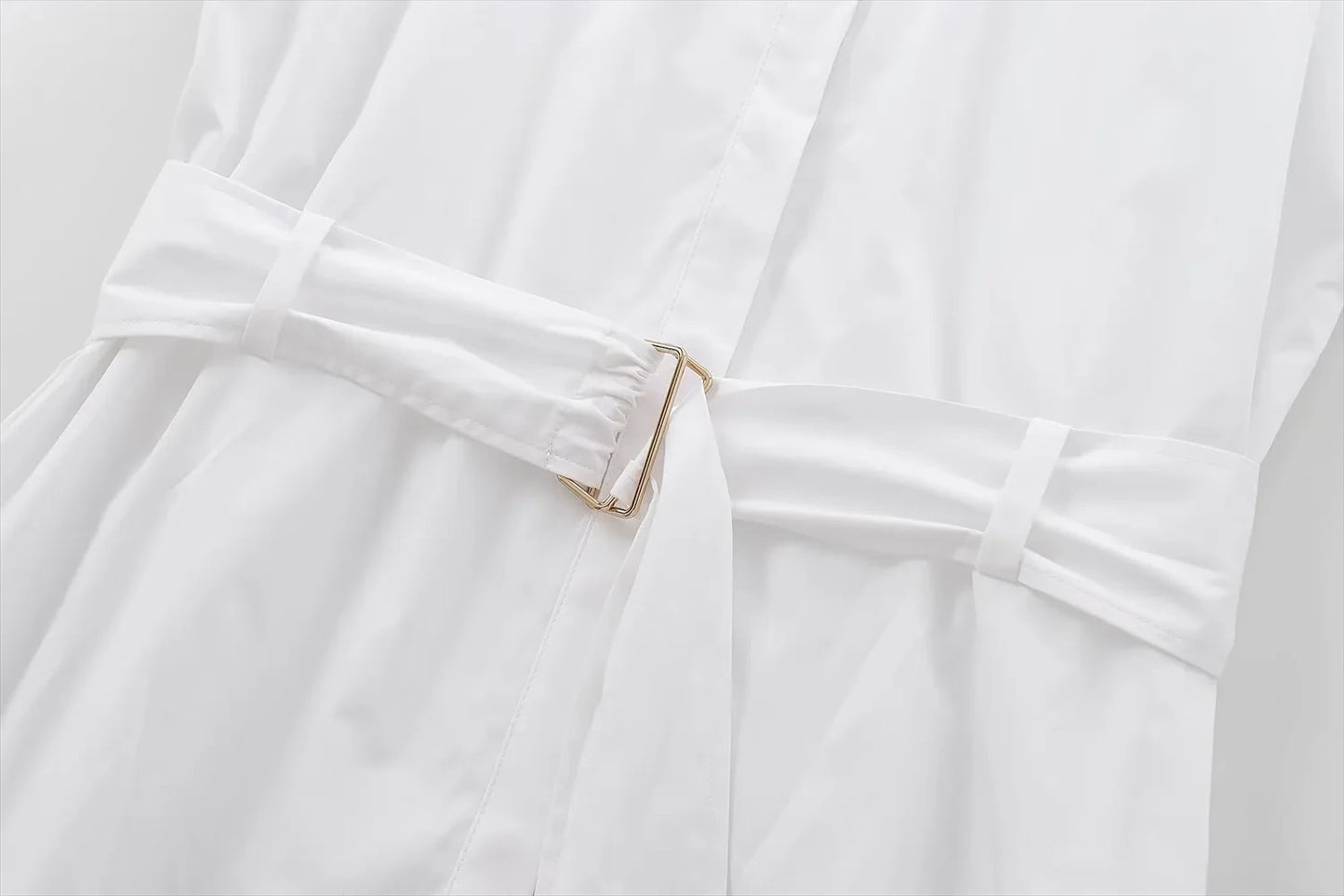 La chemise blanche avec ceinture