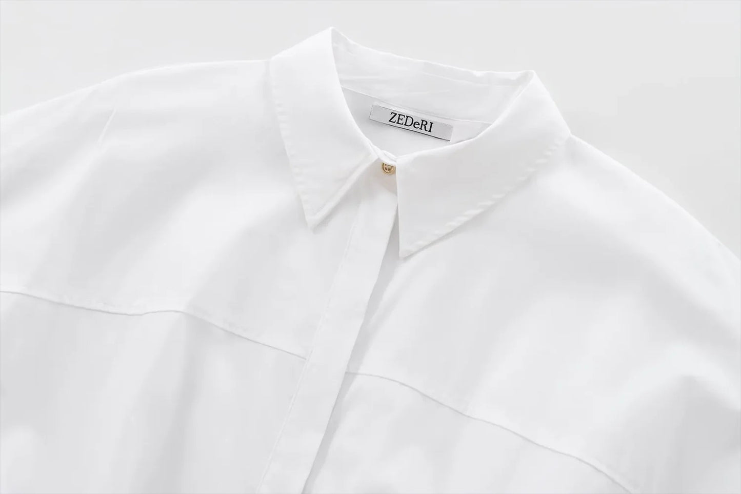 La chemise blanche avec ceinture