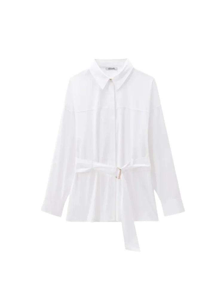 La chemise blanche avec ceinture